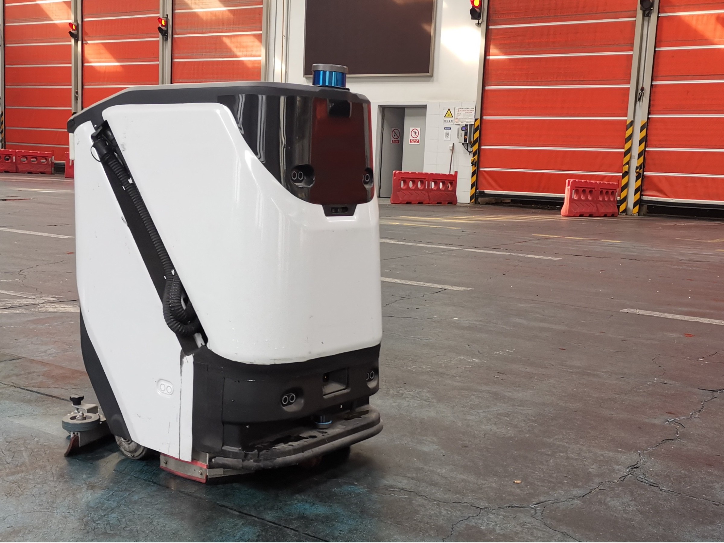 又被隔壁王總秀到了 僅靠一臺無人洗地機(jī)，橫掃上萬平車間