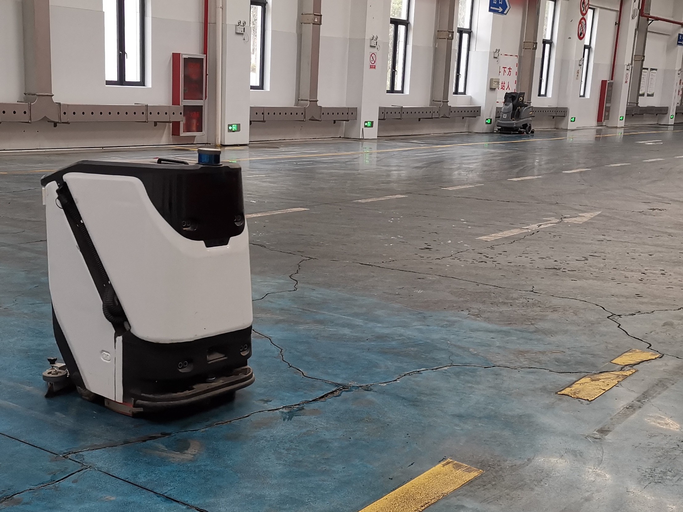 人工清潔費(fèi)時長，成本高？坦力工業(yè)洗地機(jī)器人死磕“高效替代”自動巡航清掃油污粉塵，一人可管多機(jī)，大幅降低人力投入