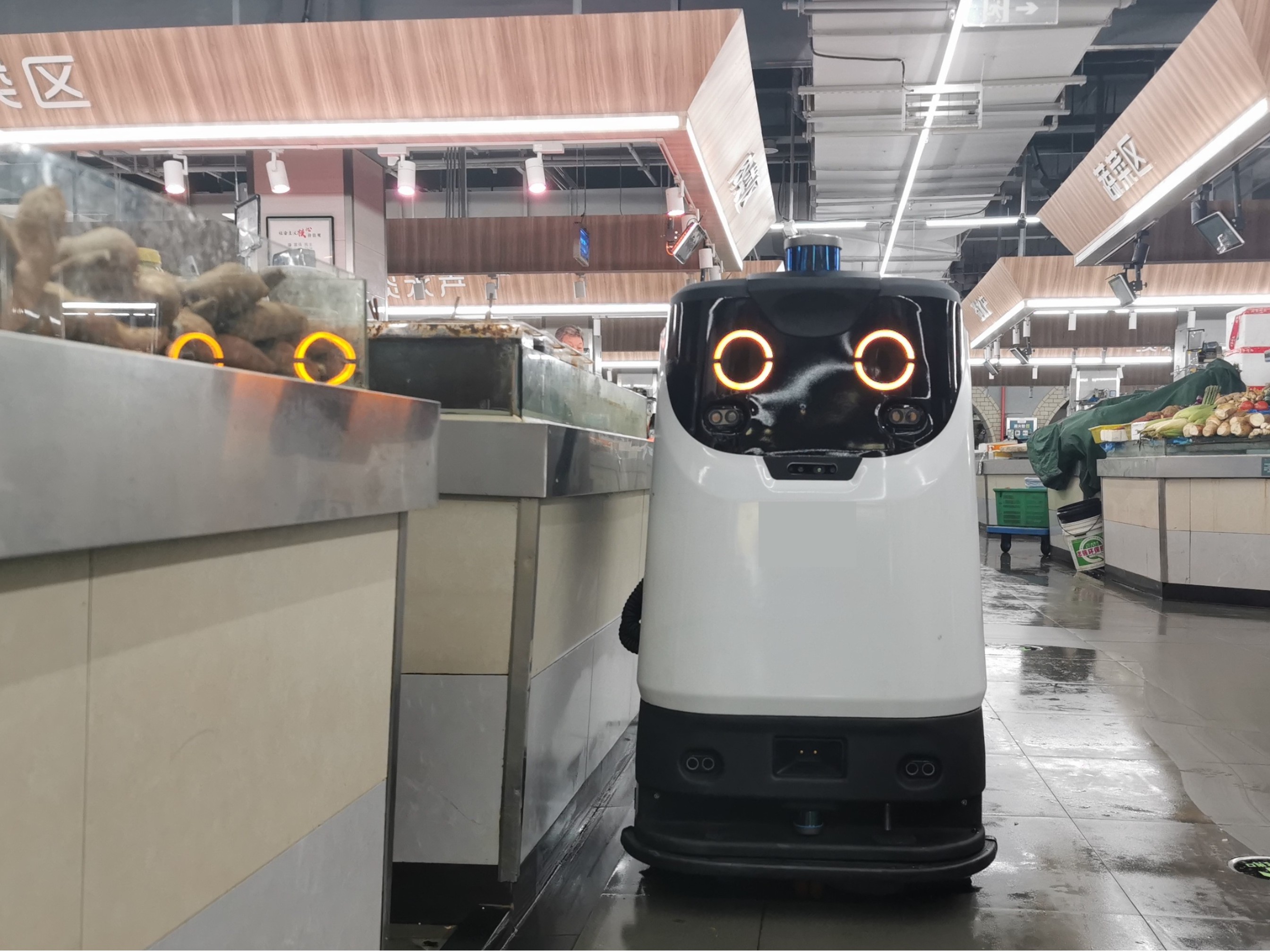 山東一商場車庫 “機器人保潔” 火出圈！90 后管理員：定時上崗、自主充電，全程不用人管